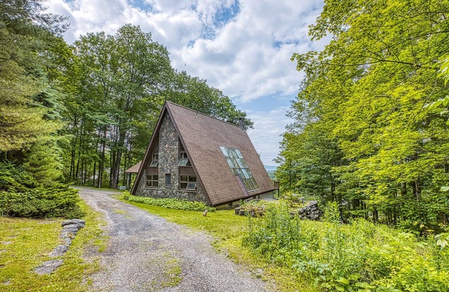 Luxury Cabin Winter Views & Deck besides Kennedy Park, Walk to Lenox.