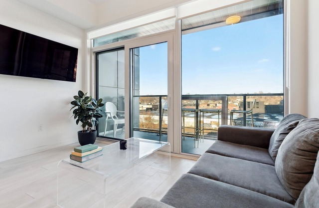 Luxury Central 2bed| Parking | Gym