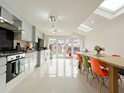 Luxury Central Windsor 5 Bed Home, Parking, Private Garden - Windsor Castle View, Legoland, Ascot, Heathrow Airport