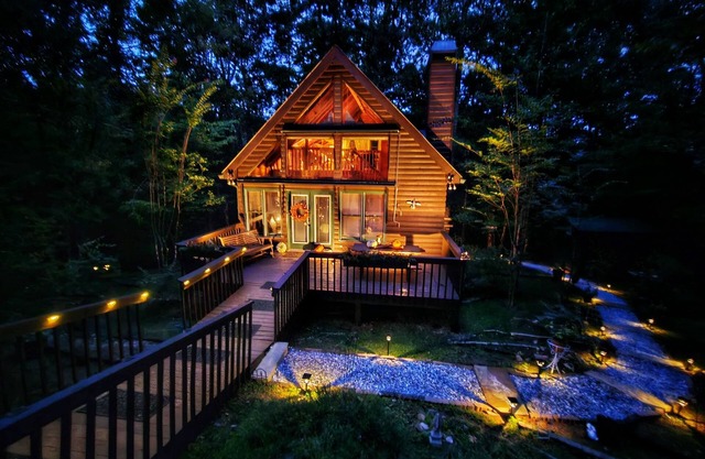 Luxury Chalet Near Helen Hot Tub, Fire Pit, Pool Table, Hammock & Creek