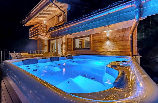 Luxury Chalet with Sauna & Jacuzzi in Megeve