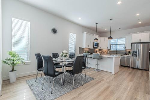 Luxury Charming 3BR 3Bath Free Wi-FI 8 Guests, Gated Home, Houston Downtown