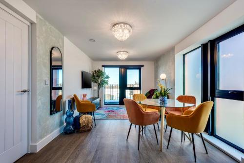 Luxury City Escape - Brand New Stylish 2 Bedroom Apartment with Parking