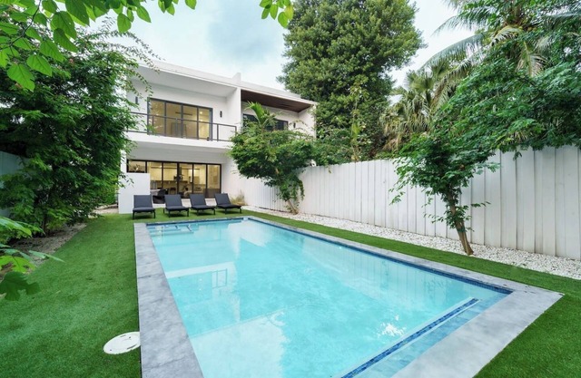 Luxury Coconut Grove Villa, Private Pool, Grill, Outdoor Living, King Bed