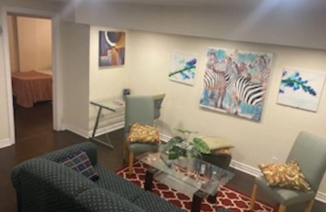 Luxury/Comfy 2 bedroom, kitchen, 5min to Airport. Peaceful affluent neighborhod