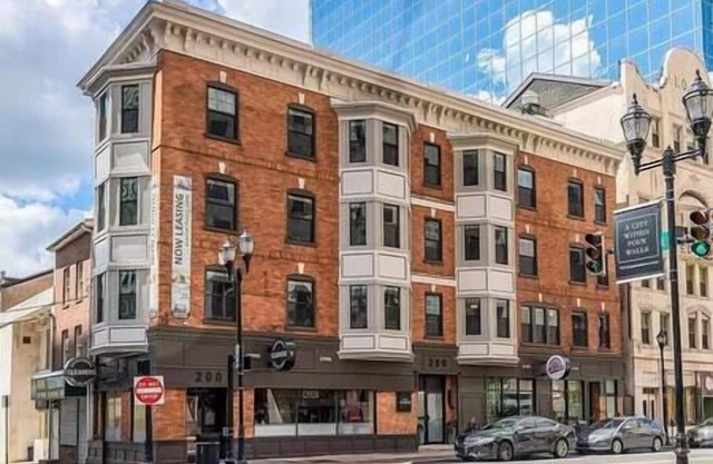 Luxury Condo + Free Garage Parking 402