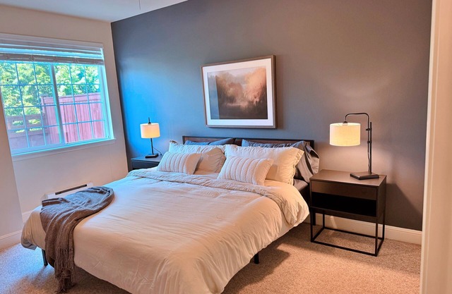 Luxury Condo in Renton - Welcome to Hilltop Haven!