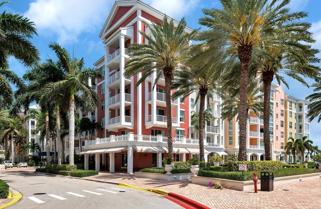 Luxury condo on the intercoastal with resort style amenities. Walk to beach,cafe