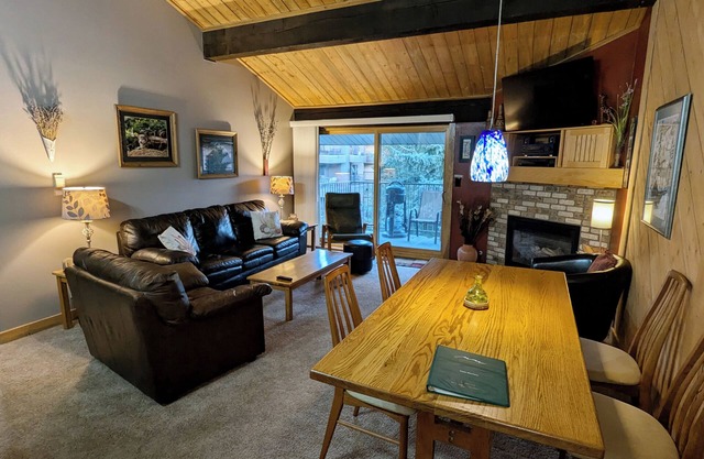 Luxury Condo w/FREE WiFi, Parking, Heated Pool, Hot Tubs, Skier Shuttles