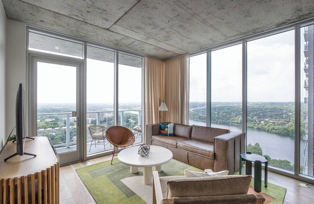 Luxury Condo w/Lake View -Walk to Rainey & Lake, Pool, Gym, King Bed, Nespresso