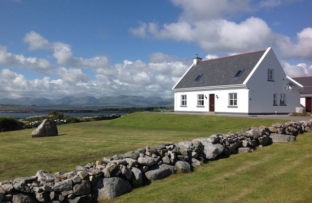 Luxury Connemara Cottage With Panoramic Views Of The Sea And Mountains