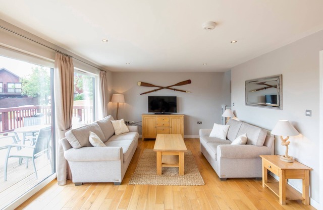 Luxury Constantine Lodge 4 bedrooms Hot Tub with for hire