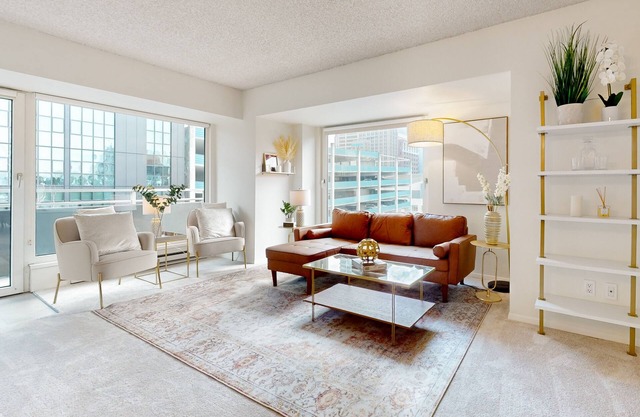 Luxury corner condo with city views, indoor pool & gym - 1 block from Pike Place