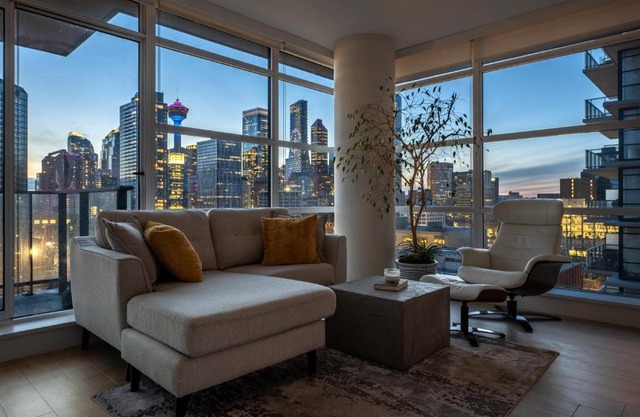 Luxury Corner Unit DT w Tower Views! Near Stampede, BMO Centre! FREE Banff Pass, Parking, Wine!