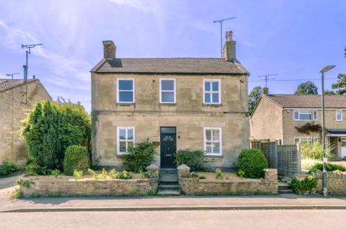 Luxury Cotswolds Cottage with Hot Tub