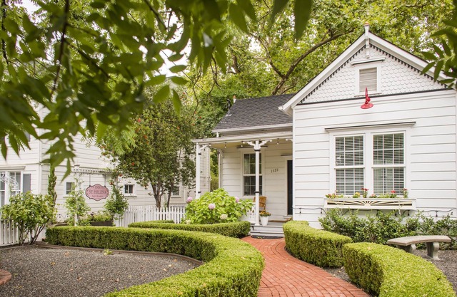 Luxury Cottage in Downtown St. Helena, Disinfected, Spacious