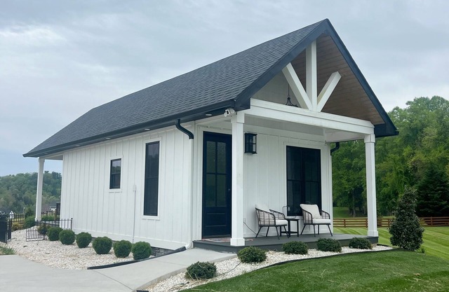 Luxury Cottage Sleeps 3. Less than 1 mi. frm South Holston Lake. Mountain View’s