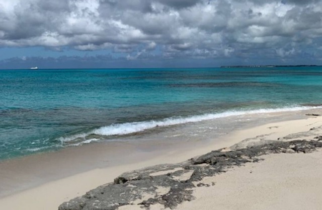 Luxury/cozy 2-bedroom apartment directly on beach WiFi, AC, desk, full kitch
