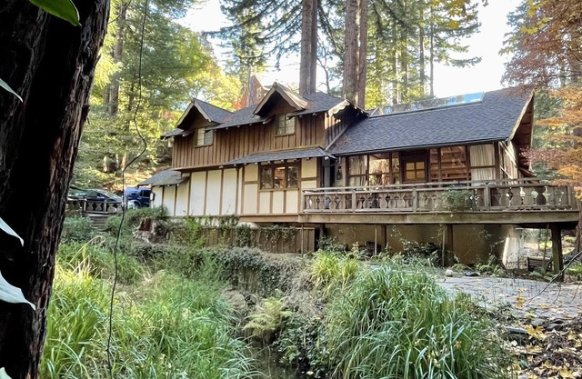 Luxury Creekside Cottage , nestled under the redwoods. Walk to everything!