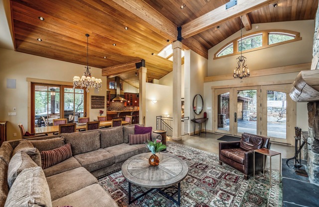 Luxury designer home, Stocked Gourmet Kitchen, Hot Tub, Wifi, Game Room