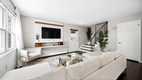 Luxury Designer Home near NYC with Free Parking
