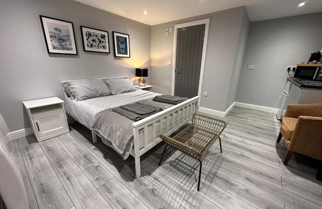 Luxury Detached Studio Apartment - Free Super Fast WiFi - Free Parking - 15 Mins from Luton Airport