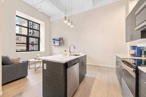 Luxury DT Condo l Playhouse Square l Fast W-Fi