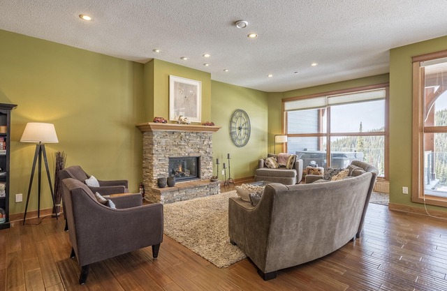Luxury duplex on The Ridge, incredible views, hot tub and ski storage!