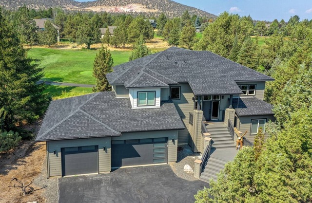 Luxury Eagle Crest Golf Retreat on Fairway - 3 King Suites, Hot Tub, Scenic Deck