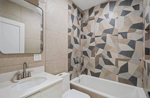 Luxury & Elegance @ Large Private HOME, 3baths, CentralAC, Washer/Dryer, Parking