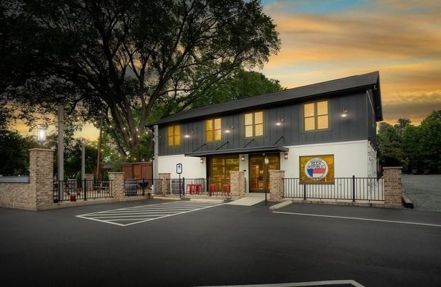 Luxury ELON Loft Walk to Elon University Private Deck & Modern