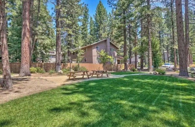 Luxury Family Condo Conveniently Central to skiing in Lake Tahoe