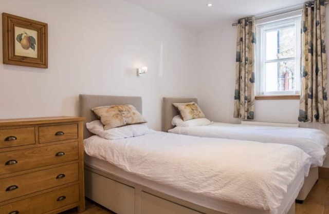Luxury flat, 20 minutes by train to Edinburgh