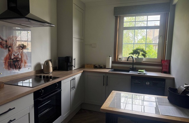 Luxury Flat - Baker St-StirlingnKick back and relax in this calm, restful space.