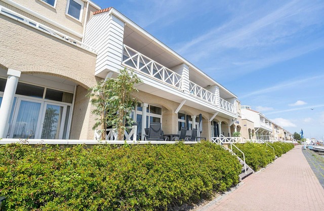 Luxury flat overlooking the marina for 10 people.