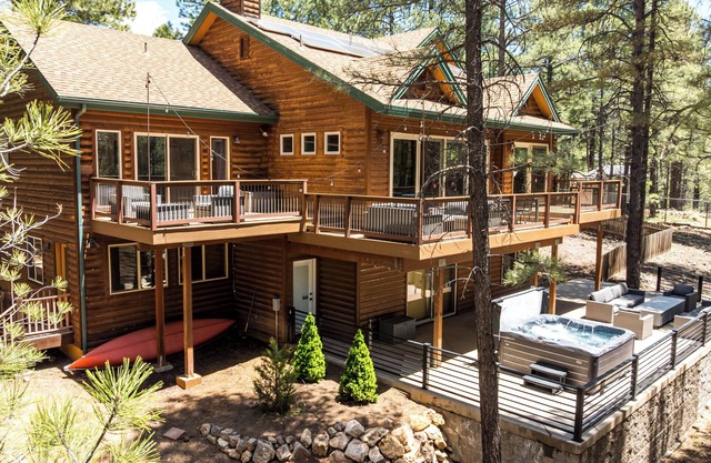 Luxury forest 5 bedroom cabin w/fireplace & hot tub 5 mins to downtown Flagstaff