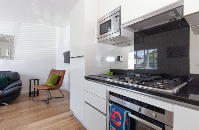 Luxury Garden Apt, Two Bed 2 En Suite with Parking
