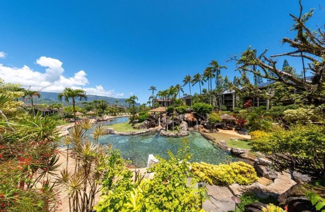 Luxury Getaway in Princeville! Swimming Pool, Full Kitchen!