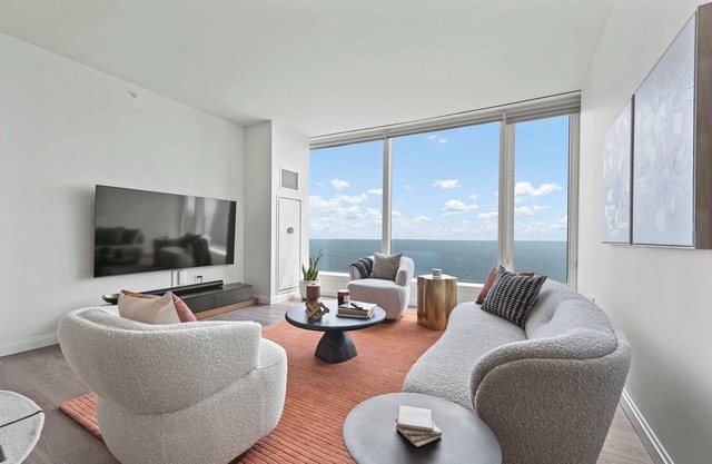 Luxury Group Escape: Top Amenities, City Views