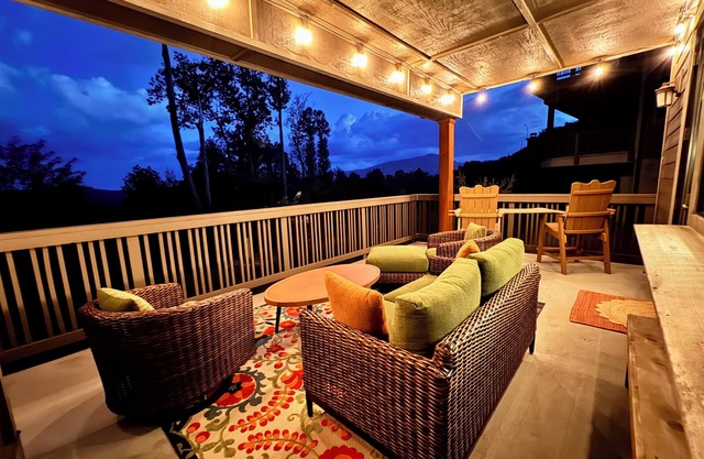 Luxury Home-Chalakee@ Echota: King Ensuite, Pool, Hot Tub & Grandfather Mt Views