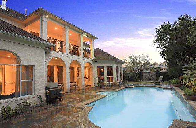 Luxury Home, In Town Location, 4,600 SQ ft. Swimming Pool Flexible cancellation