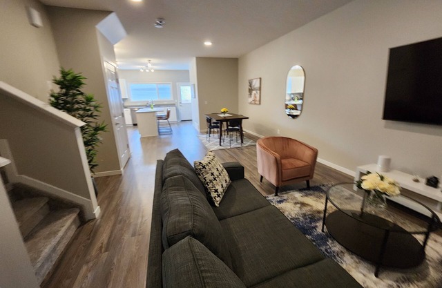 Luxury Home | Newly furnished | Sleeps 9 | Private Gym | 15mins to West Edm Mall