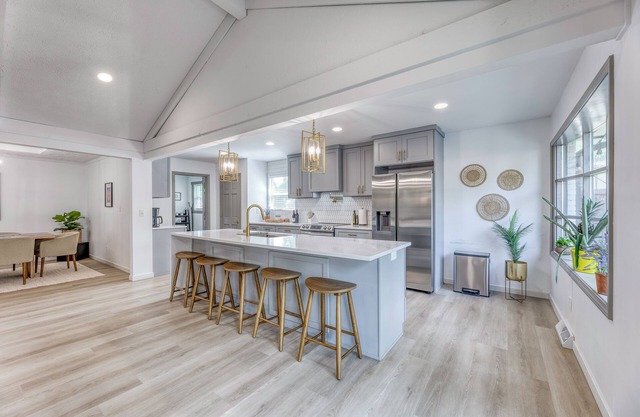 Luxury home, pet friendly, hot tub, concerts and restaurants!
