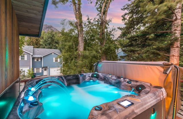 Luxury Home | Walk to Town & Box Canyon Falls | Hot Tub | Fire Pit | E-Bikes