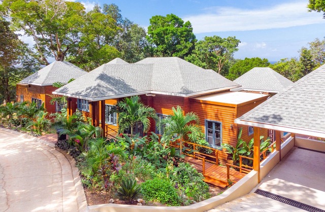 Luxury home with 2 pools at Lawson Rock- Casa Coralina