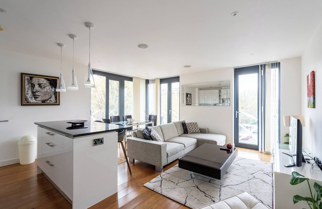 Luxury Hotel-Style 2-Bedroom/2 Bathroom apartment in Notting Hill with Balcony