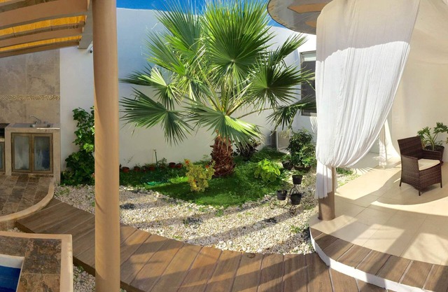 LUXURY HOUSE WITH PRIVATE SWIMMING POOL, AND GRILL.NEAR THE BEACH