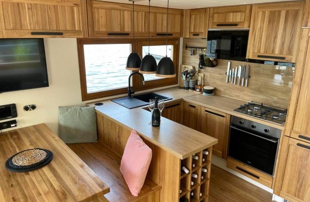 Luxury houseboat, Orlík Castle