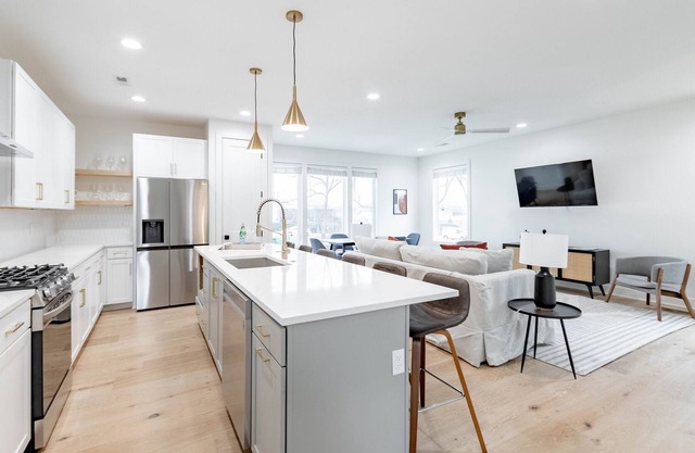 *Luxury* Huge Rooftop & Backyard! 7 MIN Downtown!