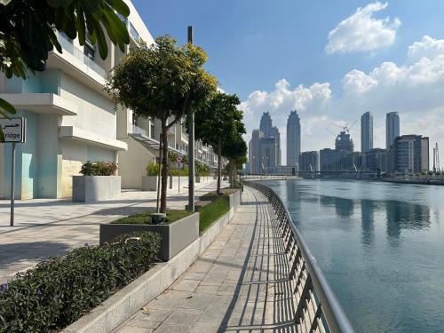 Luxury Jumeirah canal front designer stay sleeps4